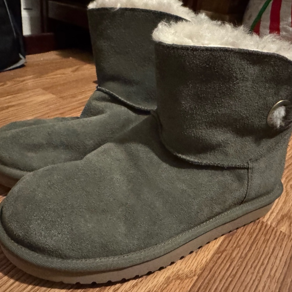 Koolaburra by UGG Gray Suede Boots
